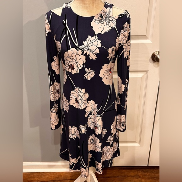 ๐ Ivanka Trump Floral Cut Out Shoulder Dress - Picture 1 of 15